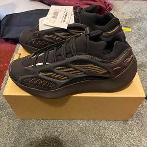*SOLD*Yeezy 700 V3